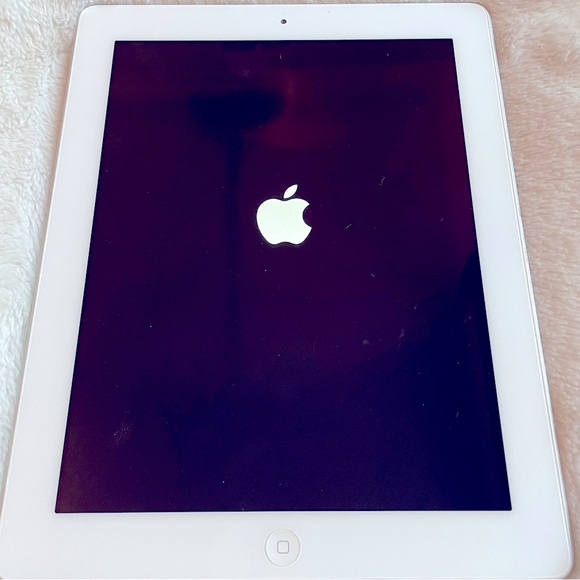 Apple IPad 3 Model: FD328 C/A in White with Case and Power Cable - Picture 5 of 5